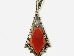 Stříbrný art-deco přívěšek s karneolem a markazity
