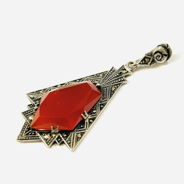 Stříbrný art-deco přívěšek s karneolem a markazity